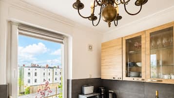 Wasserkocher mit Kaffee-/Teezubehör, Kühlschrank, Mikrowelle, Ofen