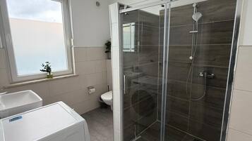 Haartrockner, Handtücher, Seife, Toilettenpapier