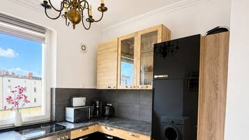 Wasserkocher mit Kaffee-/Teezubehör, Kühlschrank, Mikrowelle, Ofen
