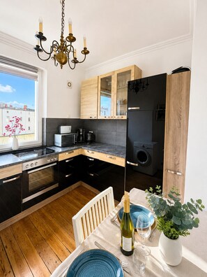 Wasserkocher mit Kaffee-/Teezubehör, Kühlschrank, Mikrowelle, Ofen