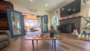 Smart TV - Spacious 5-bedroom house in beautiful Eugene, AC, hot tub, sauna, large backyard (Eugene)