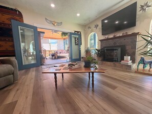 Living area - Spacious 5-bedroom house in beautiful Eugene, AC, hot tub, sauna, large backyard (Eugene)