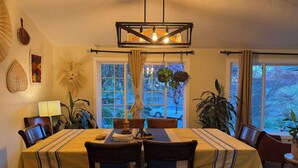 Dining - Spacious 5-bedroom house in beautiful Eugene, AC, hot tub, sauna, large backyard (Eugene)
