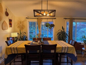 Dining - Spacious 5-bedroom house in beautiful Eugene, AC, hot tub, sauna, large backyard (Eugene)