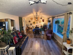 Living area - Spacious 5-bedroom house in beautiful Eugene, AC, hot tub, sauna, large backyard (Eugene)