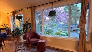 Interior - Spacious 5-bedroom house in beautiful Eugene, AC, hot tub, sauna, large backyard (Eugene)