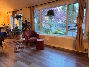 Interior - Spacious 5-bedroom house in beautiful Eugene, AC, hot tub, sauna, large backyard (Eugene)