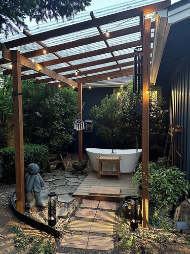 Spacious 5-bedroom house in beautiful Eugene, AC, hot tub, sauna, large backyard