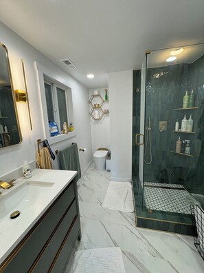 Bathroom - Spacious 5-bedroom house in beautiful Eugene, AC, hot tub, sauna, large backyard (Eugene)