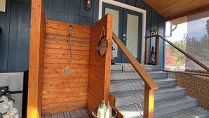 Interior - Spacious 5-bedroom house in beautiful Eugene, AC, hot tub, sauna, large backyard (Eugene)