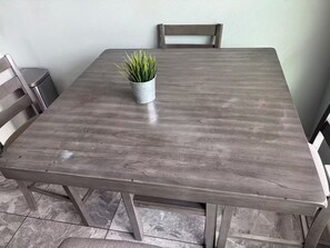 Dining - Perfect studio with AC in welcoming TX-3 (Austin)