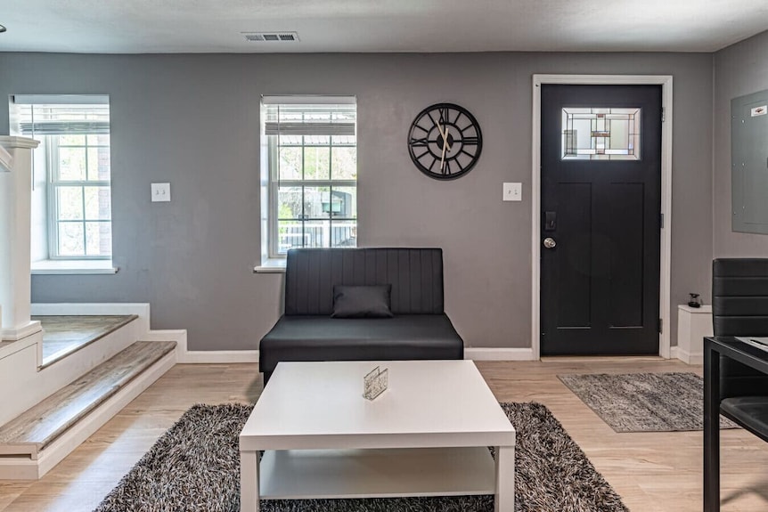 Spacious Home With Porch Sleeps 6 Near Pitt & Upmc - Pittsburgh, PA