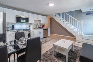 Fridge, microwave, oven, stovetop - Spacious Home with Porch Sleeps 6 Near Pitt & UPMC (Pittsburgh)