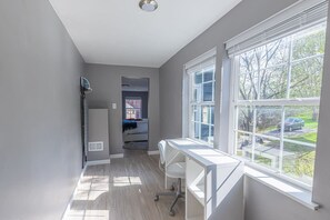2 bedrooms, desk, iron/ironing board, WiFi - Spacious Home with Porch Sleeps 6 Near Pitt & UPMC (Pittsburgh)