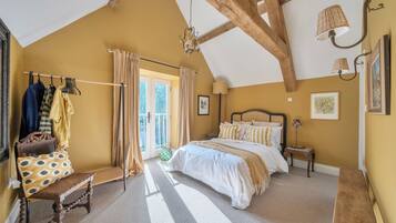 6 bedrooms, iron/ironing board, free WiFi, bed sheets
