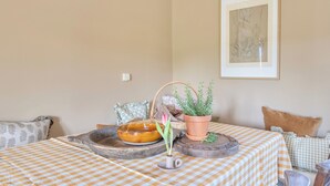 Ein karierter Tisch mit einem Blumentopf, einer Keramikschale und einer rustikalen Holztablett.