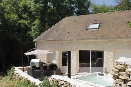Le Clos des Deux Manoirs - Charming B&B with Jacuzzi & Private Suites