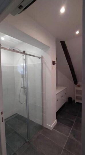 SĂšche-cheveux, serviettes fournies, savon, papier toilette