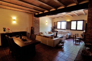 Smart-TV, Kamin, Tischfußball, Tischtennisplatte