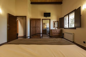 9 bedrooms, iron/ironing board, travel cot, free WiFi - Fantastic complete house "Mas Serra" for 20-28 persons (Fornells de la Selva)