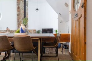 Dining - 1-bedroom studio in TX with AC (Austin)