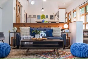 Living area - 1-bedroom studio in TX with AC (Austin)