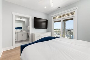 Desk, WiFi, bed sheets - The Harbour Club | Marina · Harbor Views · 4-Story Beaufort (Beaufort)