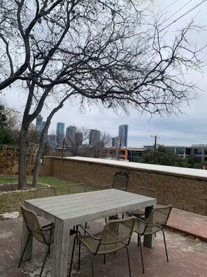 Outdoor dining - 2-bedrooms house with AC in vibrant TX (Austin)