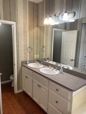 Bathroom - 2-bedrooms house with AC in vibrant TX (Austin)