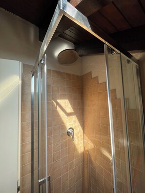 Dusche, Haartrockner, Bidet, Handtücher