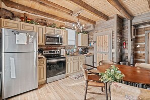 Private kitchen - Melton’s View Barnwood Builders Cabin (Gatlinburg)