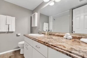 Bathroom - 1-bedroom apartment with AC in vibrant TX (Austin)