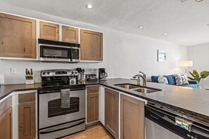 Private kitchen - 1-bedroom apartment with AC in vibrant TX (Austin)