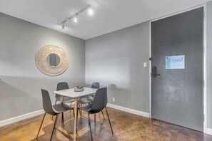 Dining - 1-bedroom apartment with AC in vibrant TX (Austin)
