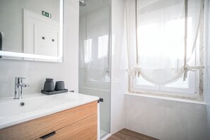 Shower, hair dryer, towels, soap - Live Sintra Boutique Guest House (Sintra)