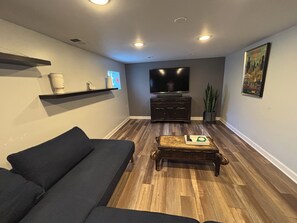 Living area - Stylish Turnkey Living Just bring your suitcase. (Brookfield Ave)