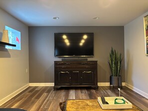 Interior - Stylish Turnkey Living Just bring your suitcase. (Brookfield Ave)