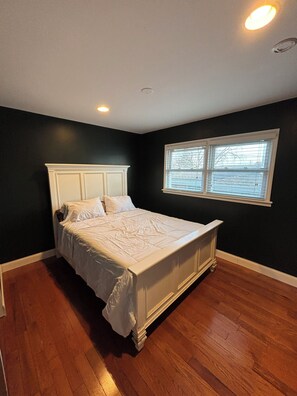 Room - Stylish Turnkey Living Just bring your suitcase. (Brookfield Ave)