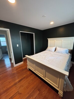 Room - Stylish Turnkey Living Just bring your suitcase. (Brookfield Ave)