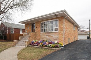 Exterior - Stylish Turnkey Living Just bring your suitcase. (Brookfield Ave)