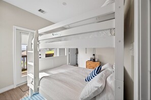 Escritorio, wifi y ropa de cama 