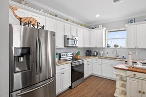 Fridge, microwave, oven, stovetop - Steps to the Beach, Stunning Sunrises and Sunsets! (Galveston)