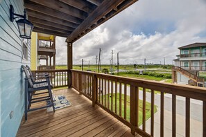 Terrace/patio - Steps to the Beach, Stunning Sunrises and Sunsets! (Galveston)