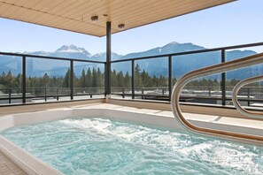 Outdoor spa tub - Alpine Crest -2 Bedroom Penthouse|Roof Top Hot Tub (Revelstoke)
