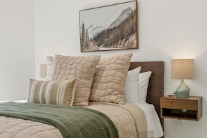 2 bedrooms, iron/ironing board, WiFi, bed sheets - Alpine Crest -2 Bedroom Penthouse|Roof Top Hot Tub (Revelstoke)