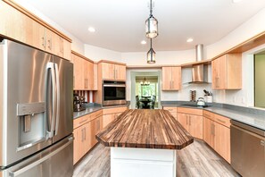 Private kitchen - Private 4-Acre Retreat! Hot Tub, Sauna! 7 Min to Zionsville Village (Zionsville)