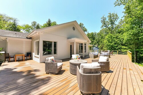 Private 4-Acre Retreat! Hot Tub, Sauna! 7 Min to Zionsville Village