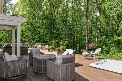 Private 4-Acre Retreat! Hot Tub, Sauna! 7 Min to Zionsville Village