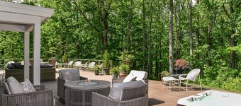 Private 4-Acre Retreat! Hot Tub, Sauna! 7 Min to Zionsville Village