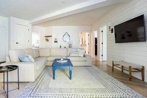 Living area - Private 4-Acre Retreat! Hot Tub, Sauna! 7 Min to Zionsville Village (Zionsville)